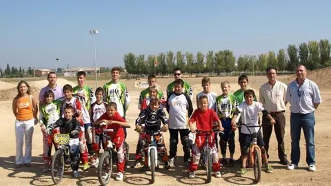 Marc Tugues amb els membres de l'Escola BMX de Vila-sana