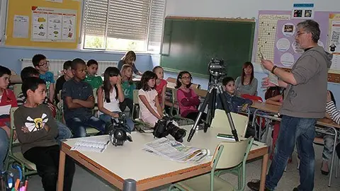 El periodista Josep A. Pérez amb els alumnes de l'escola Ignasi Peraire.