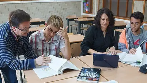 Guillem Simeon, a l'esquerra, preparant les olimpíades amb els professors.