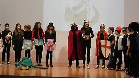 Els alumnes de sisè de l'escola Pompeu Fabra representen la llegenda de Sant Jordi.