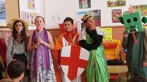 Representació de la llegenda de Sant Jordi a l&#39;escola Joan XXIII de les Borges.