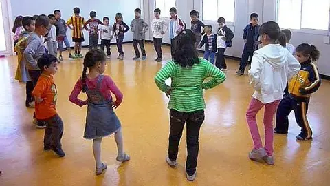 Els alumnes de l'escola Les Arrels aprenen les danses tradicionals del segle XVIII.
