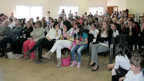 El públic va omplir la sala i va acompanyar als guanyadors del Joan Solà.