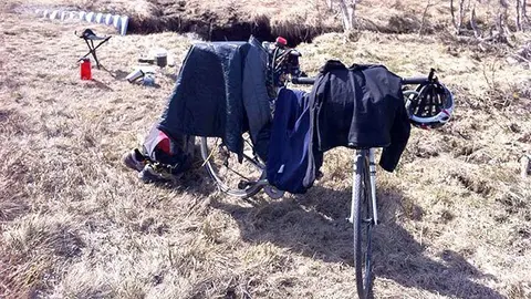 Una parada per dinar i assecar la roba, les temperatures baixen però l&#39;esforç no.