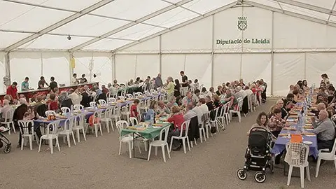 Al voltant de 250 persones van participar en el dinar popular a Bell-lloc.