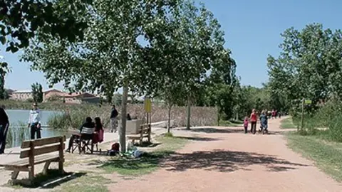 El participants van recorre el perímetre de l'Estany d'Ivars i Vila-sana.