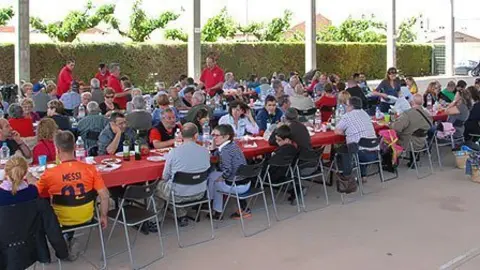 Un cop preparat el dinar els veïns van gaudir de la taula a la pista esportiva de Sidamon.