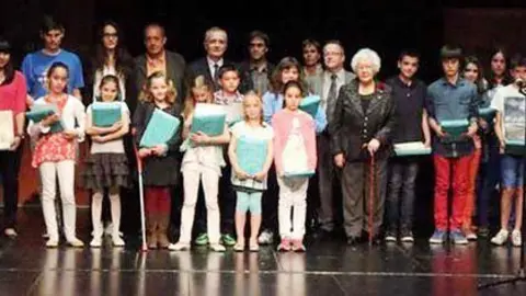 Els guanyadors de les diferents categories del Premi Enric Farreny de Literatura Jove.