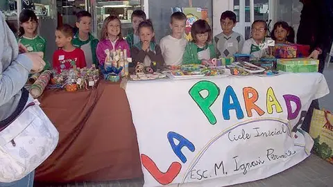 Els alumnes de l'escola Ignasi Peraire en la parada del mercat setmanal de Mollerussa.