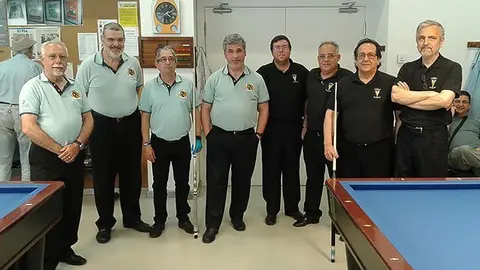 L'equip del Club de Billar L'Amistat i els seus contrincants del CB Tarragona.