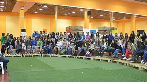 Enric Lluch en una de les sessions amb els escolars al saló del Llibre.