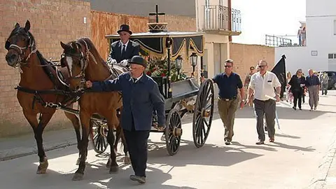 L&#39;arribada del carruatge restaurat al municipi de Sidamon.