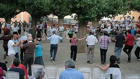 Aplec Sardanista de Mollerussa que se celebra al Parc Municipal.