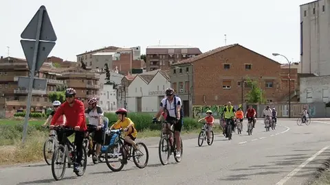 Els participants en la sortida en bicicleta de Castellnou de Seana.                              