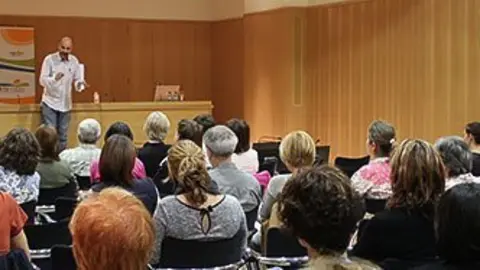Daniel Gavarró, en un moment de la seva xerrada a la seu del Consell Comarcal.