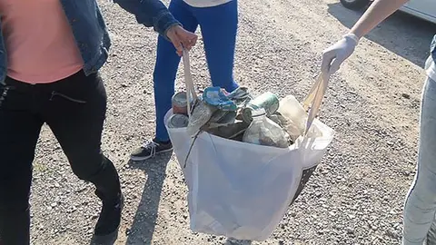 Els alumnes de l&#39;Institut La Serra classificant les deixalles recollides.