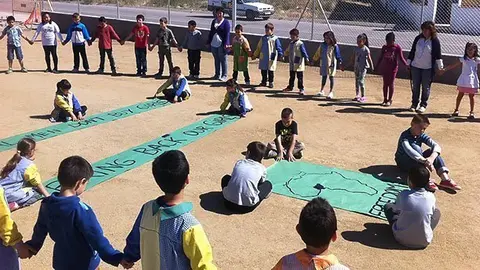 Els alumnes de l'escola Les Arrels es solidaritzen amb les nenes segrestades a Nigèria.
