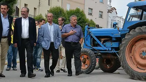 Joan Reñé visita la Fira de la Camamilla de Linyola.