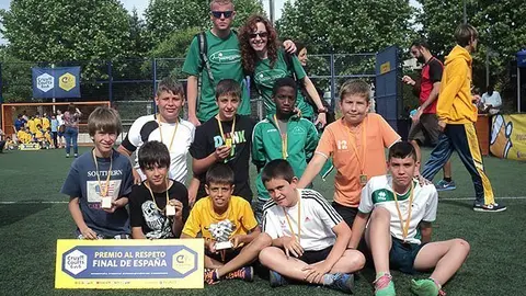 Els escolars de l&#39;Ignasi Peraire guardonats en el Campionat d&#39;Espanya Cruyff Court 2014. 					