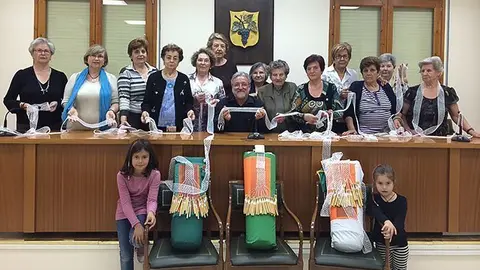 Les participants en el projecte de rècord Guinness de punta de coixí de Bellvís.