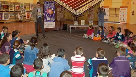 Imatge de la Marató de Lectura en veu alta en el marc del saló del Llibre Infantil i Juvenil.