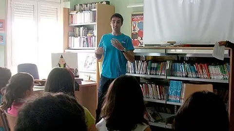 Gerard Fàbregues amb els alumnes de l'escola Joaquim Palacín.