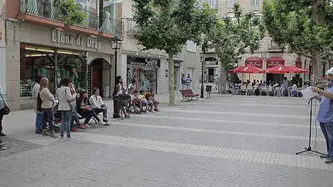 La plaça Major va ser l'escenari de la Marató de Lectura en Veu Alta.