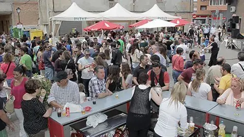 Centenars de persones es van concentrar a la plaça Major per participar en Lo Vermutet.