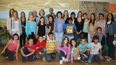 Voluntaris i alumnes que participen en el programa LECXIT de l'escola Ignasi Peraire.