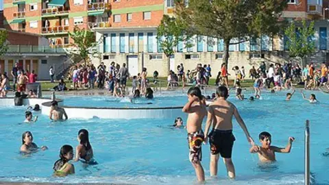 Els banyistes aprofiten el bon temps per inaugurar les piscines de Mollerussa.
