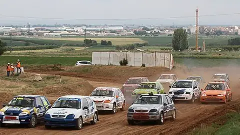 Imatge de la sortida dels vehicles de la Divisió II, en el circuit La Serra de Mollerussa.