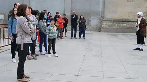 L'alcalde del Poal Rafel Panadès acompanya als visitants de la Ruta 1714.