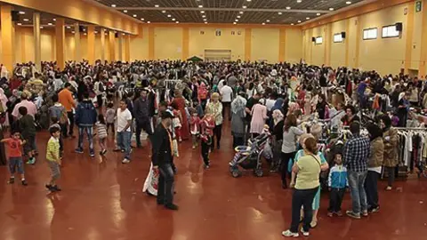 Centenars de persones van visitar el Mercat de Segona mà de Mollerussa.