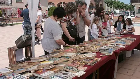 Una parada amb més de tres-cents volums, aportat pels veïns de Miralcamp