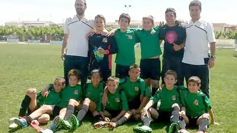 Xavier Horcajada amb els jugadors de l'equip Aleví de Miralcamp.