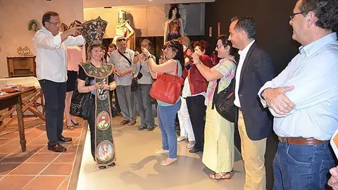 La delegació búlgara visita el Museu de Vestits de Paper