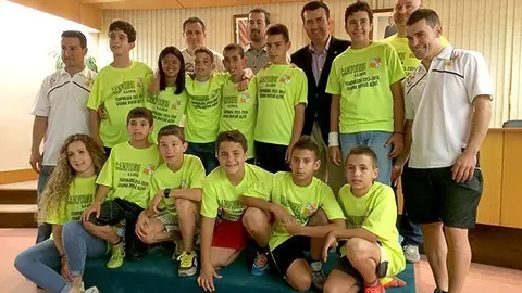 L'alcalde Melcior Claramunt rep als campions de Segona a l'Ajuntament.