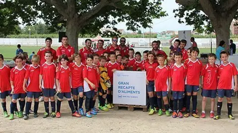 Els joves participants en la Copa CEPU mostren la seva solidaritat en el Recapte.