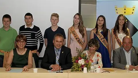 L&#39;alcalde Jordi Calvís i Mari Pau Huguet amb les Pubilles i Hereus de Golmés.