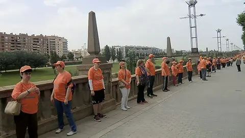 Els participants en la reivindicació taronja encerclen els ponts de Lleida.