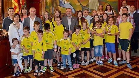 Sangrà i Reñé amb els jugadors/es d'hoquei Aldhara Fagavi Vila-sana.