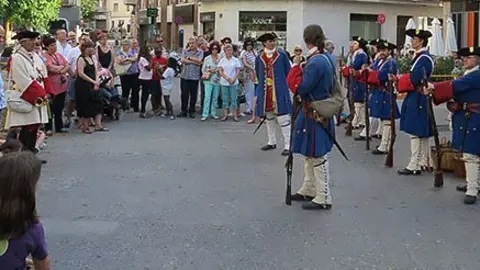Els Miquelets acampen per un dia a la plaça Manuel Bertrand de Mollerussa.