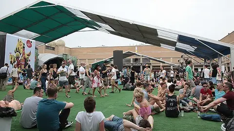 El públic gaudeix del bon temps al Sónar Village.