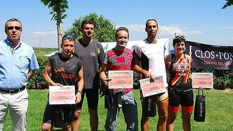 El regidor Jordi Pérez amb els tres primers classificats del Duatló de l&#39;Infern a Mollerussa.
