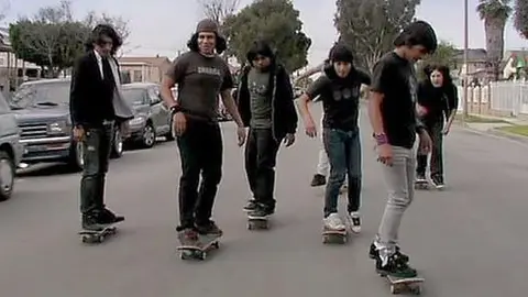 Imatge d&#39;un grup de joves en la pràctica del skater.