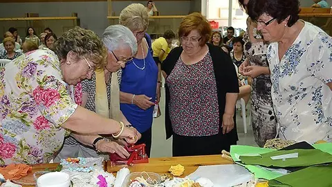 Les modistes del Museu de Vestits de Paper en el taller a Alcanó.