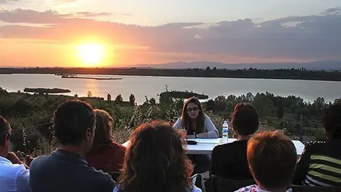 Una imatge de la posta de sol a l'Estany amb la lectura de poemes d'Àngels Marzo.