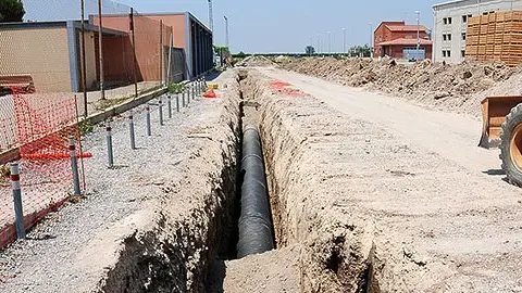 Obres del col·lector al costat camp de futbol del Palau d&#39;Anglesola.