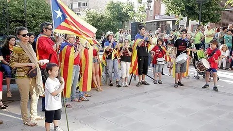 El públic espera l'arribada de la Flama del Canigó portada pels atletes del Xafatolls.