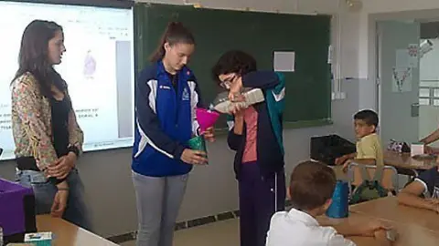 Els estudiants de l'INS Terres de Ponent expliquen matemàtiques als escolars.